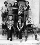 Le clan en 1972 (devant la maison)