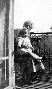 Avec grand-mère au balcon (photo François Drujon-Zito) 