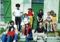 Le clan en 1980 (devant la maison)