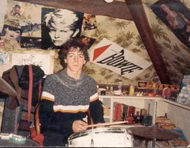 Pierre-Franois (Peter Kitsch)  la batterie, dans sa chambre