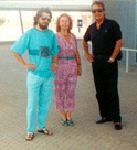 Annie Nobel, Etienne Leopold et le directeur du café de la Paix, au pont de Bahreïn
